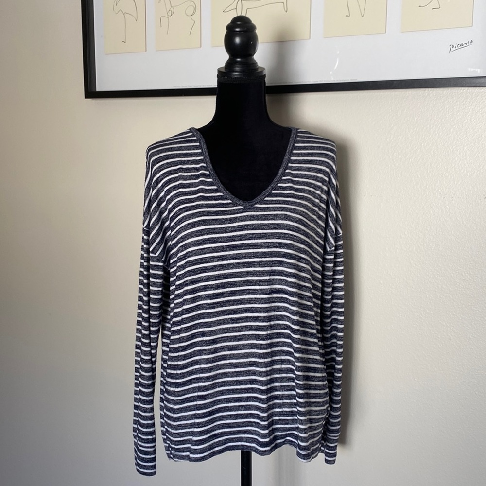 Gap stripped long sleeves v neck top